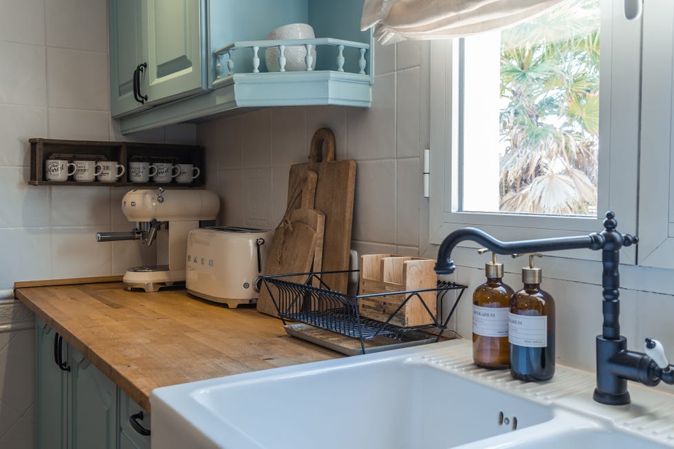 encimera de madera y pila de estilo provenzal