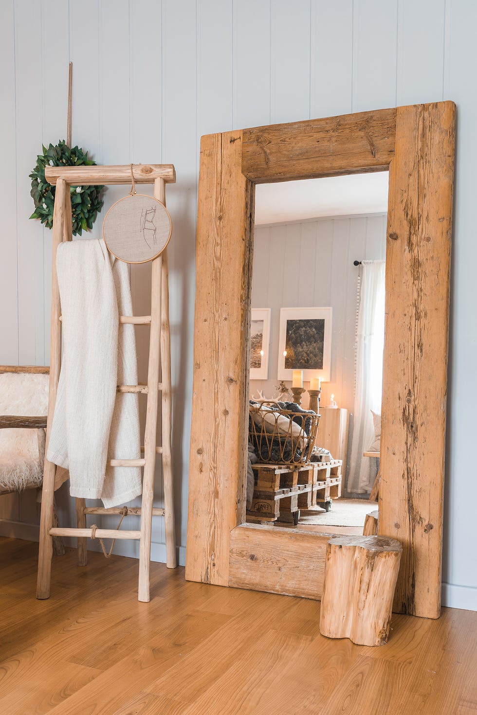 espejo de pie, taburete y escalera de madera de estilo rústico