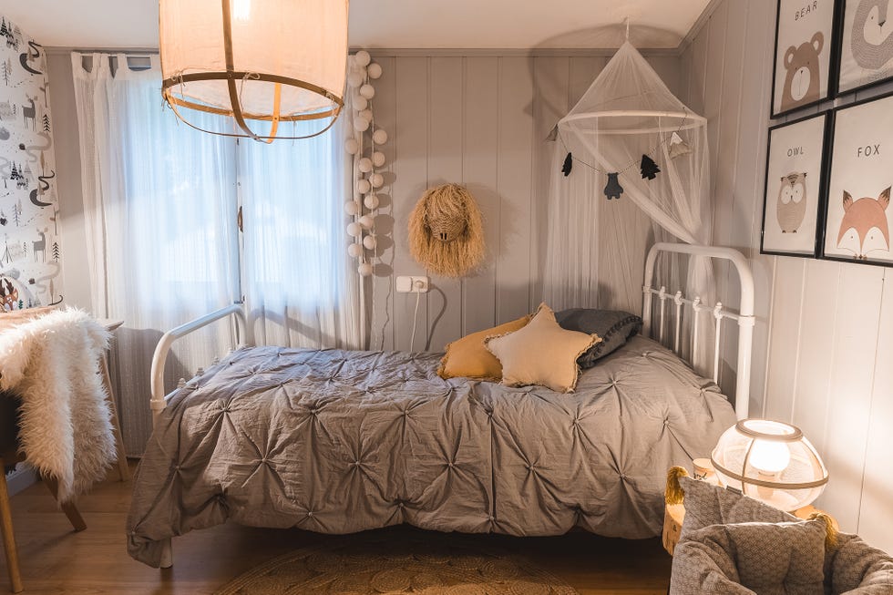 habitación infantil de estilo rústico decorada en tonos grises y mostaza