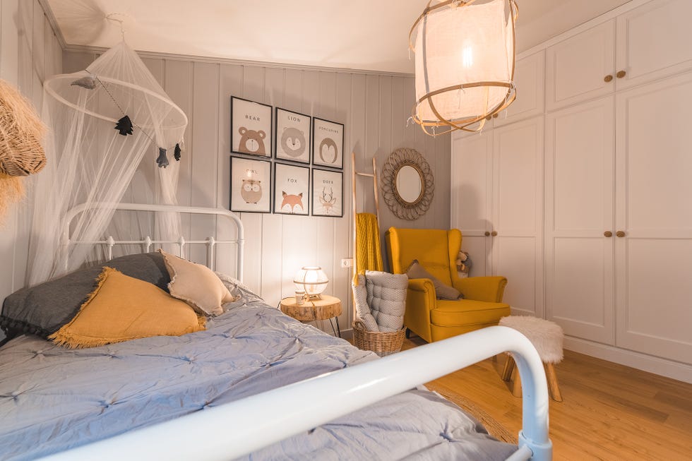 habitación infantil de estilo rústico decorada en tonos grises y mostaza