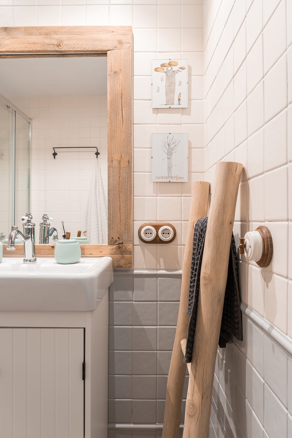 baño de estilo rústico decorado con madera y paredes blancas
