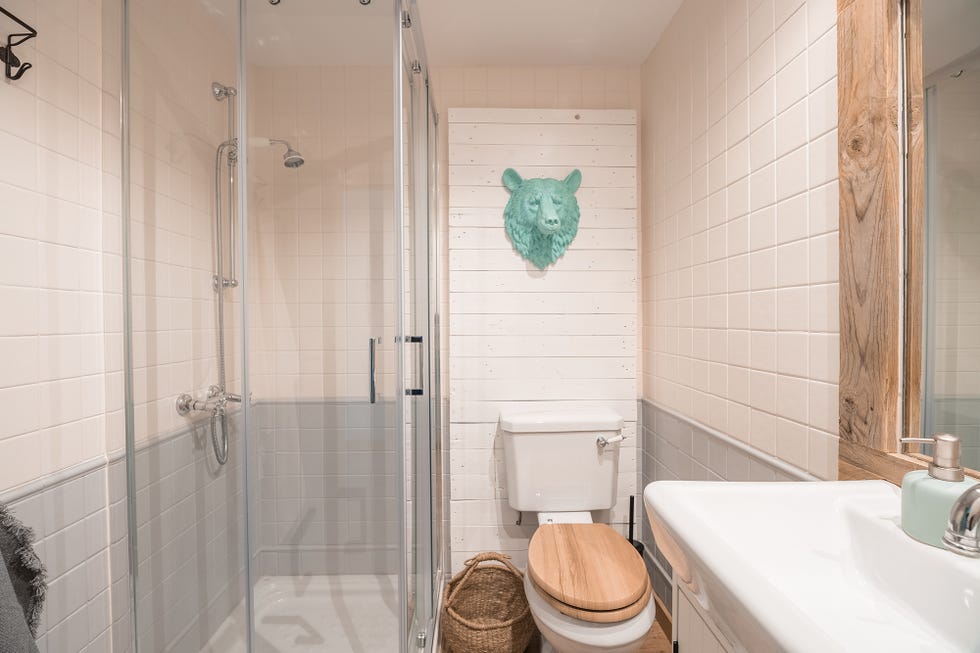 baño de estilo rústico decorado con madera y paredes blancas