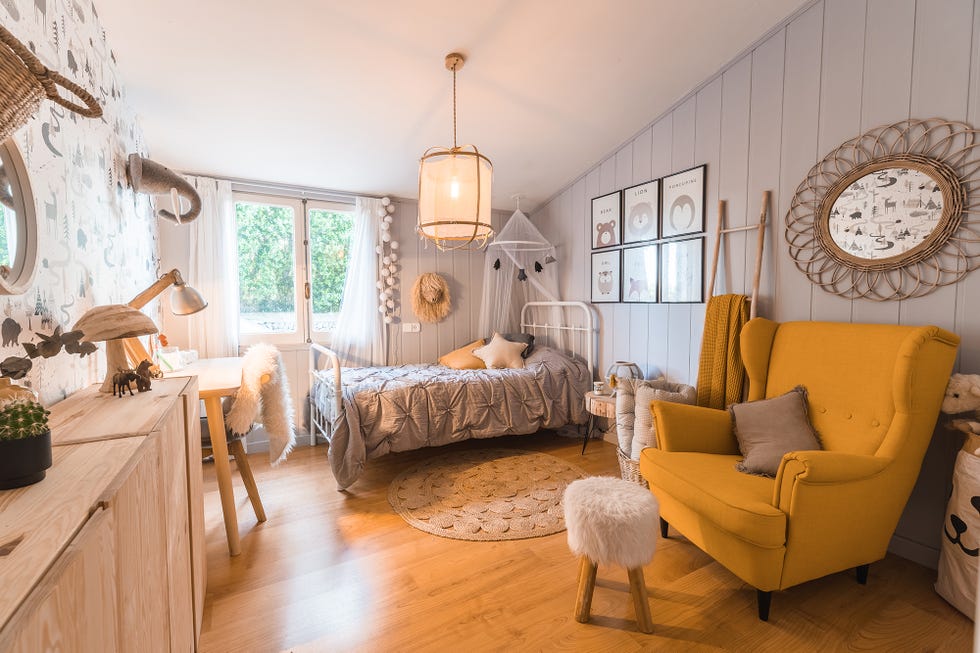 habitación infantil de estilo rústico decorada en tonos grises y mostaza