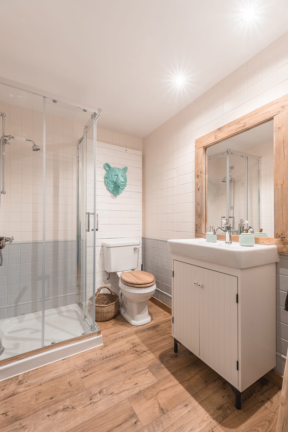 baño de estilo rústico decorado con madera y paredes blancas