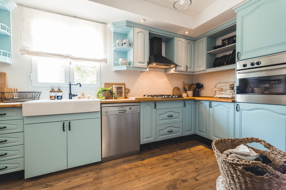 cocina de estilo provenzal con armarios de color azulado y encimera de madera