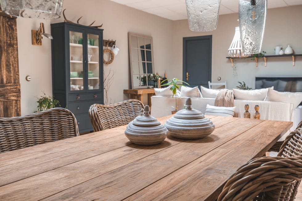 mesa de comedor de madera con sillas de mimbre