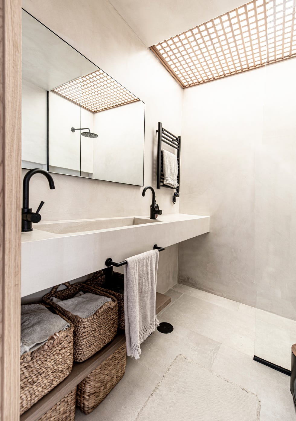 baño de microcemento con ducha a ras de suelo