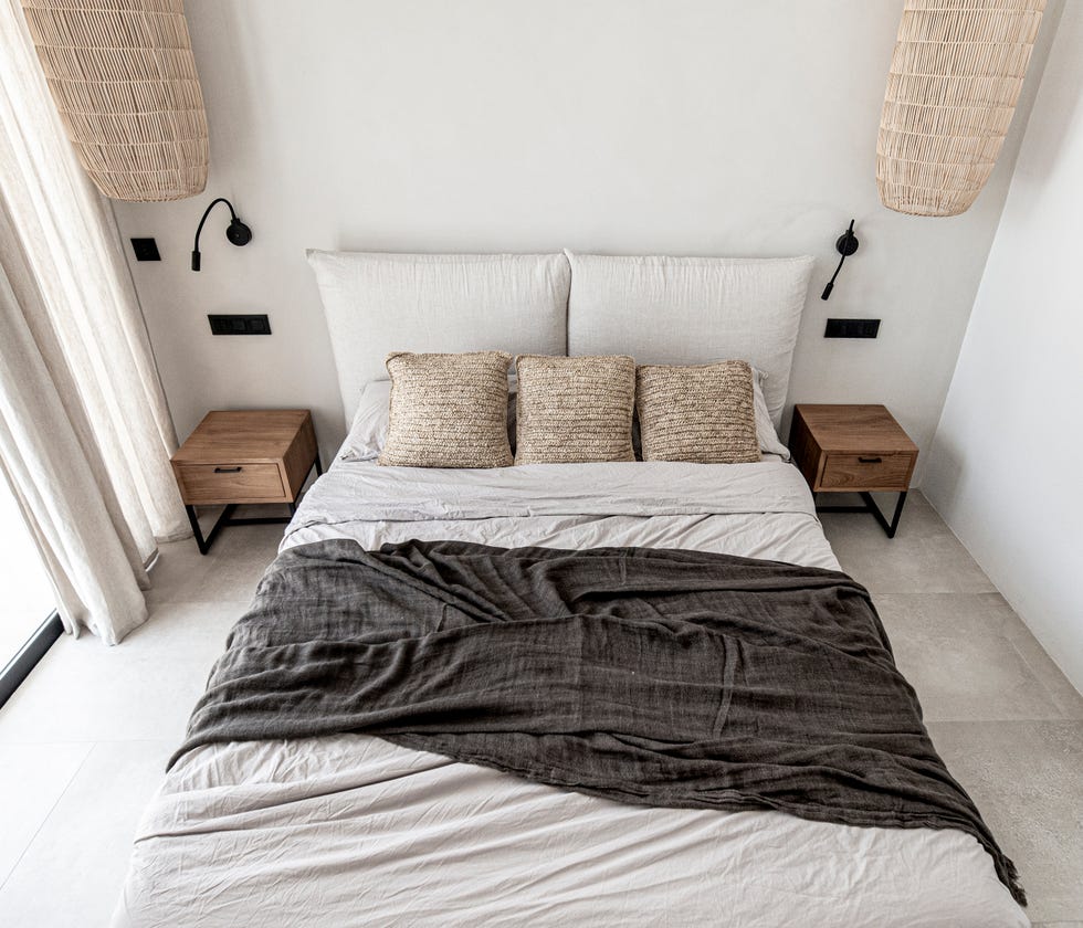 dormitorio de estilo boho y escandinavo en tonos neutros con cabecero de lino