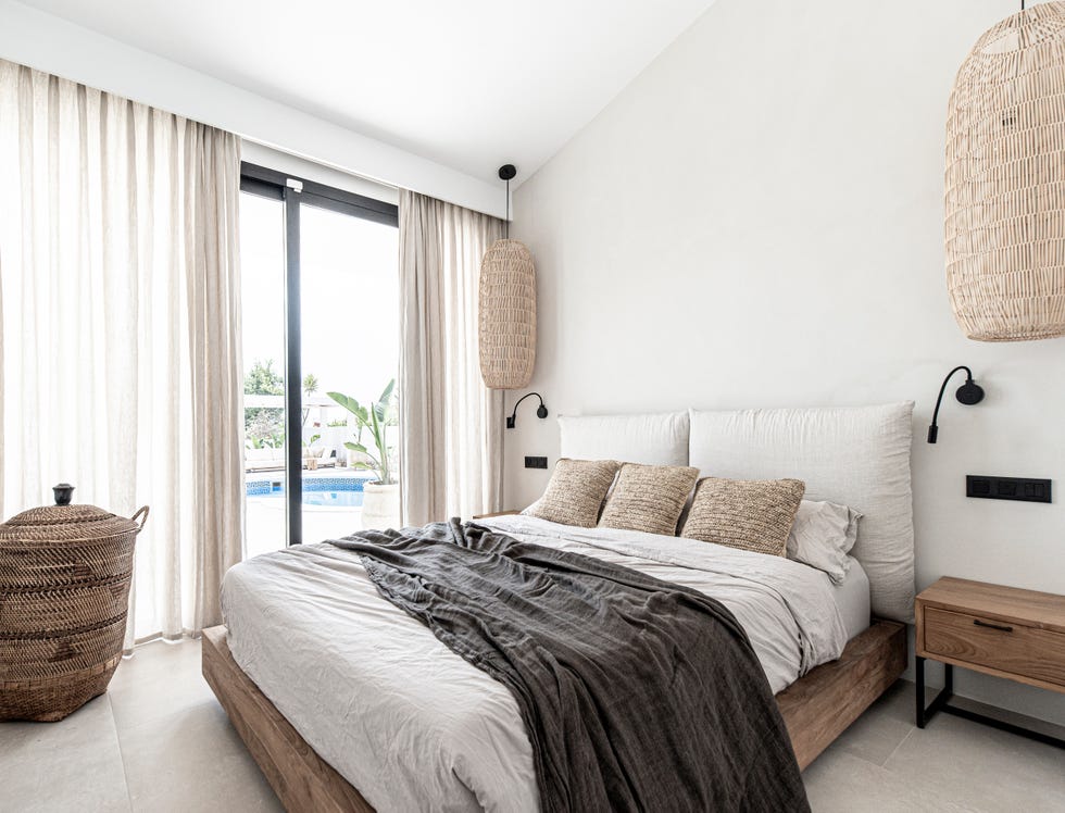 dormitorio de estilo boho y escandinavo en tonos neutros con cabecero de lino
