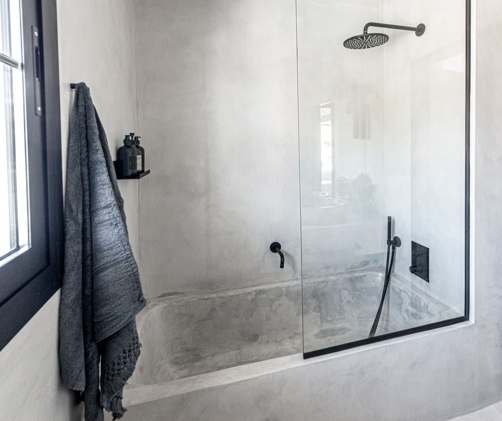 baño de microcemento con bañera