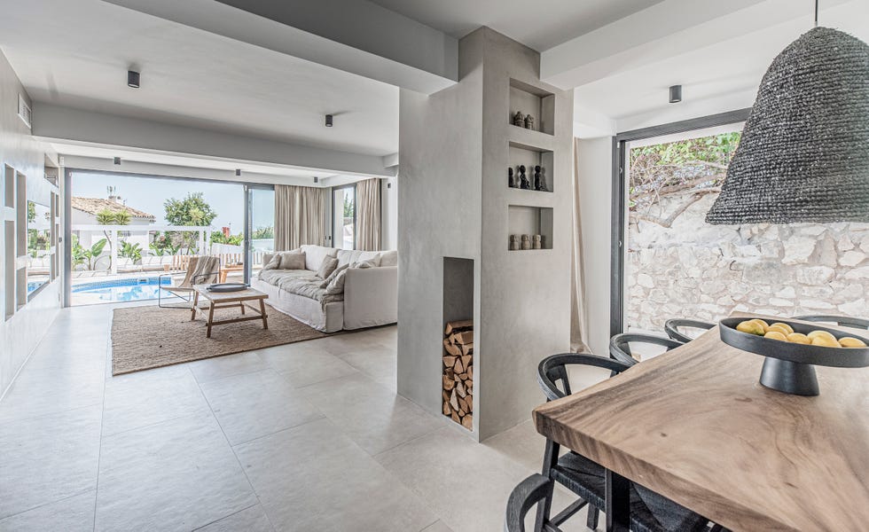 salón comedor de estilo escandinavo y boho revestido con microcemento