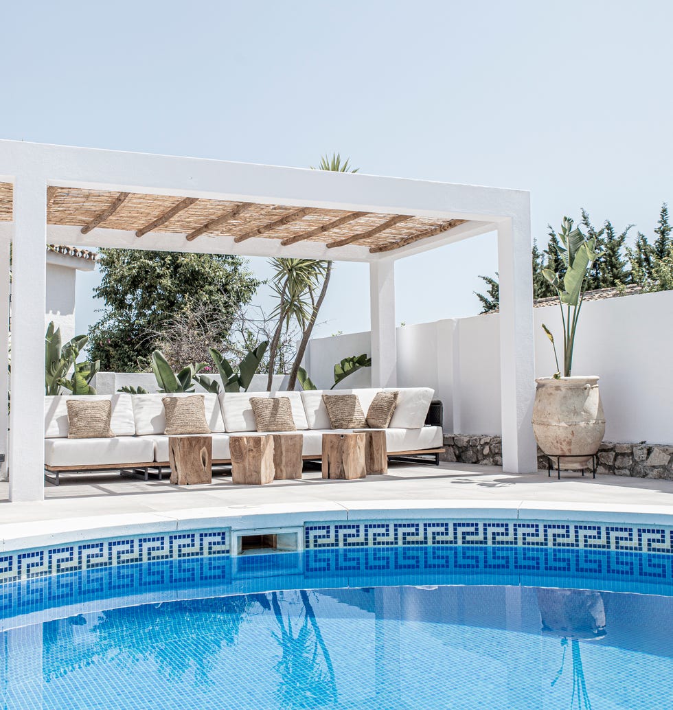 piscina y sofá de exterior blanco