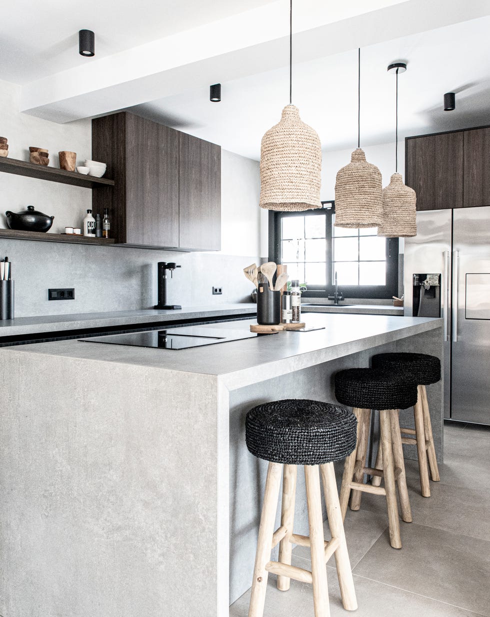 cocina moderna con isla central de microcemento