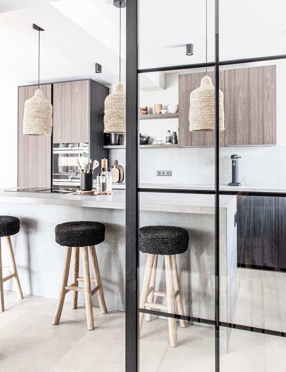 cocina moderna con isla central de microcemento