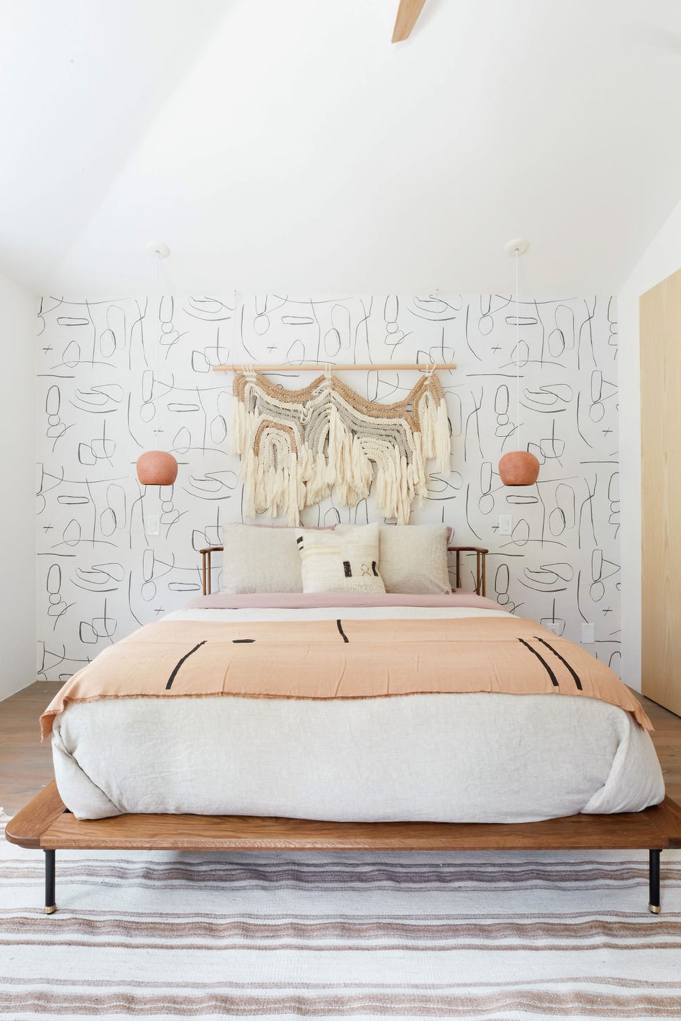 dormitorio de estilo boho chic decorado en tonos tierra