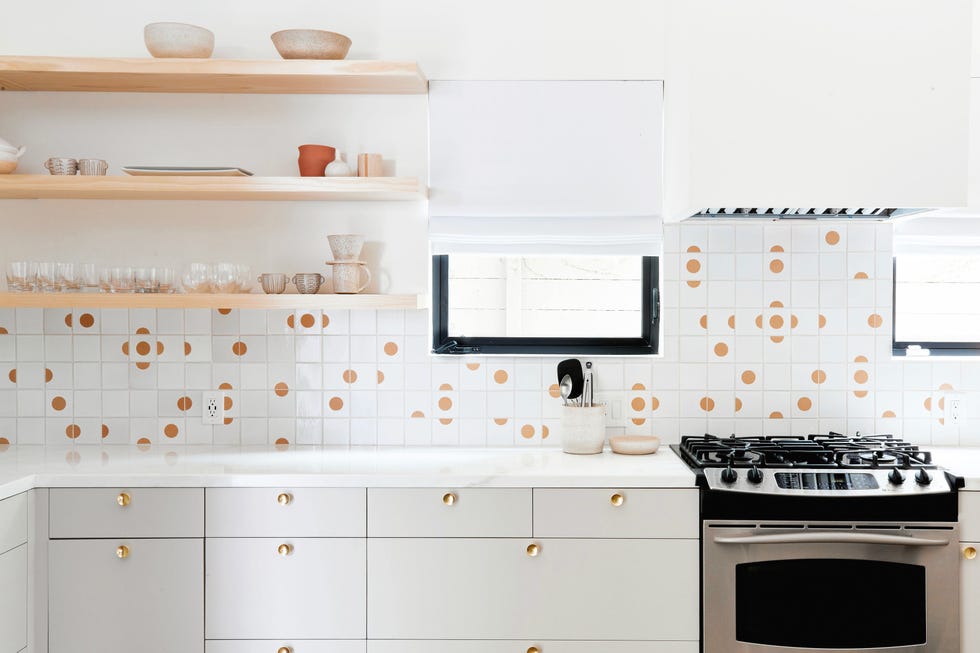 cocina moderna con azulejos decorados con puntos de color tierra