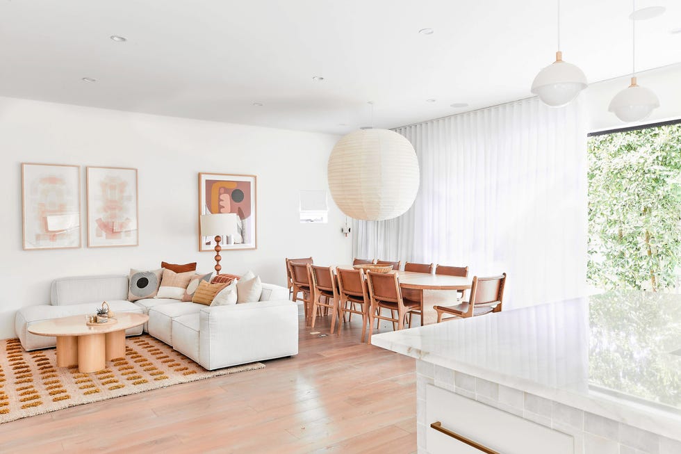 salón comedor abierto a la cocina y decorado con estilo californiano en tonos terrosos
