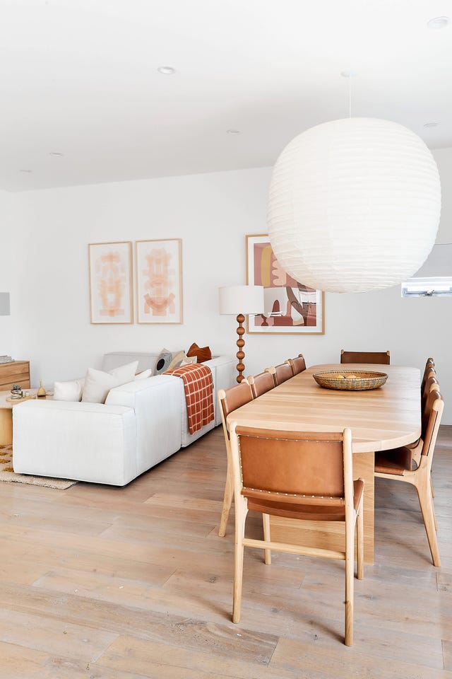salón comedor decorado con estilo californiano en tonos terrosos