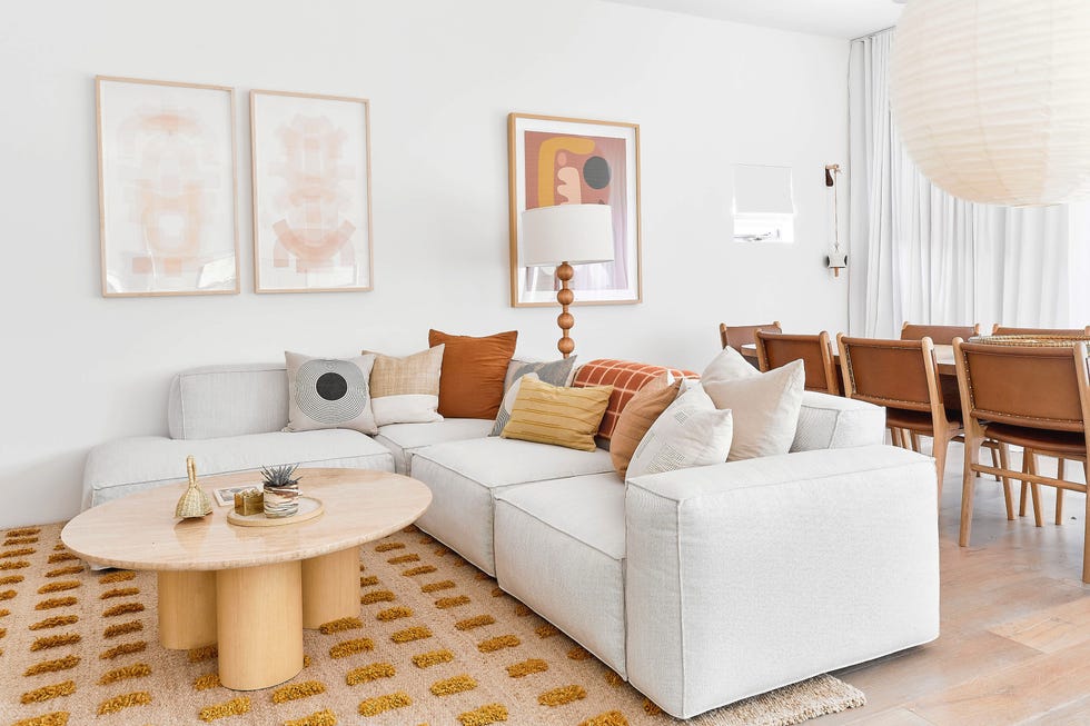 salón comedor decorado con estilo californiano en tonos terrosos