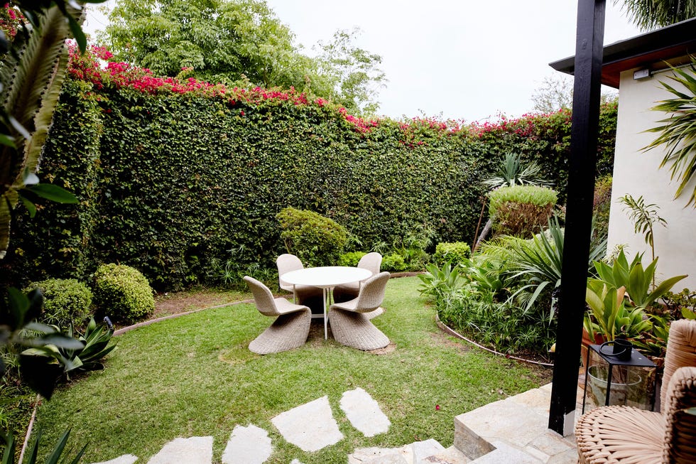 jardín con comedor al aire libre