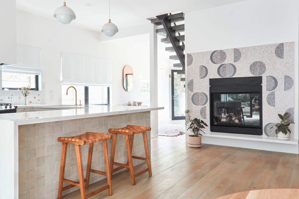 cocina abierta con barra de desayunos y estilo californiano