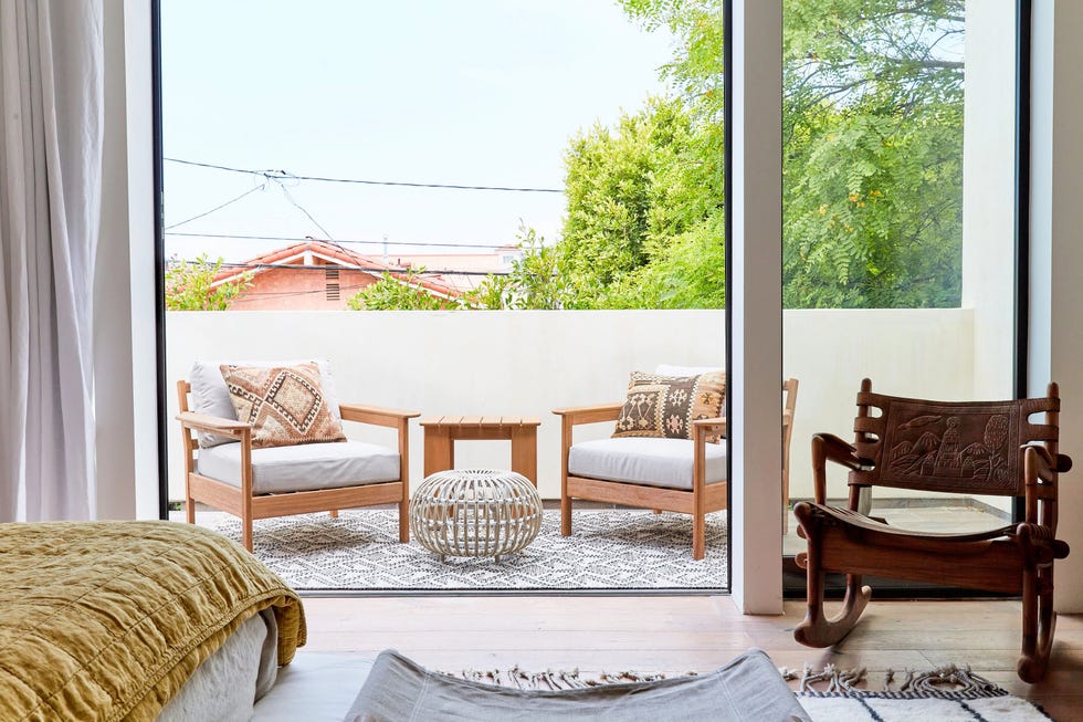 dormitorio con terraza y dos butacas