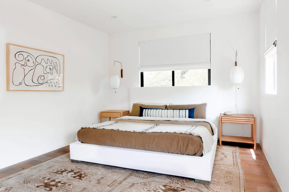 dormitorio de estilo boho chic decorado en tonos tierra
