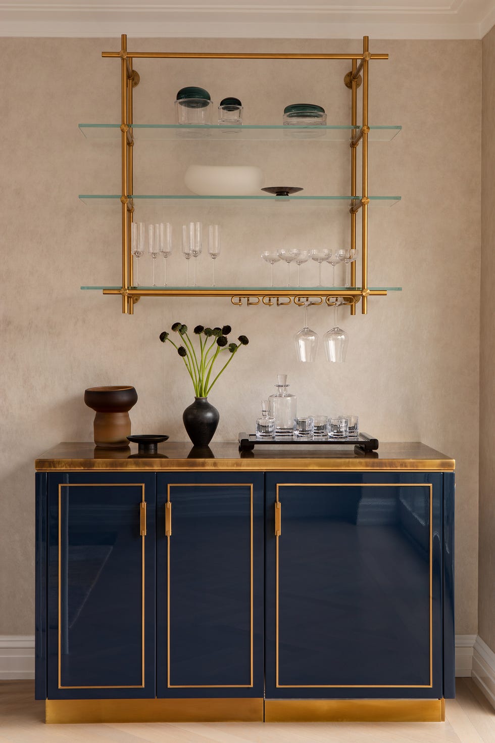 mueble bar en azul y latón