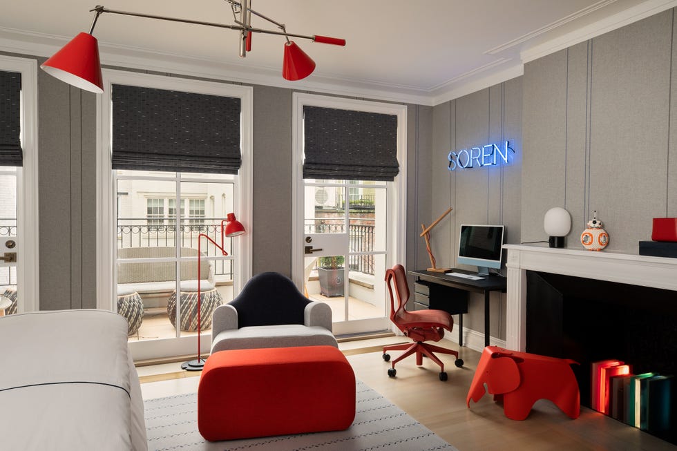 habitación con muebles de diseño