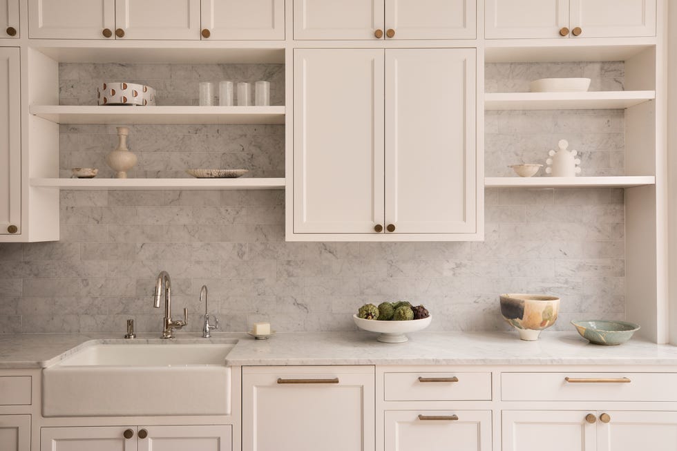 cocina blanca con revestimientos de mármol