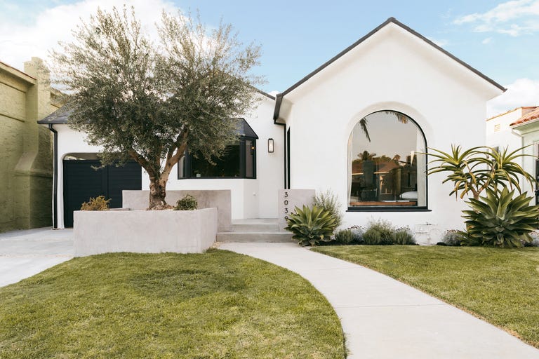 casa de estilo colonial con fachada en color blanco