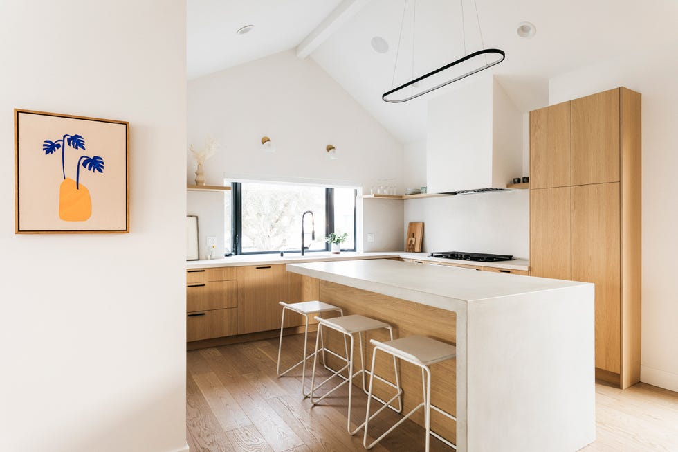 cocina abierta decorada en madera con isla central