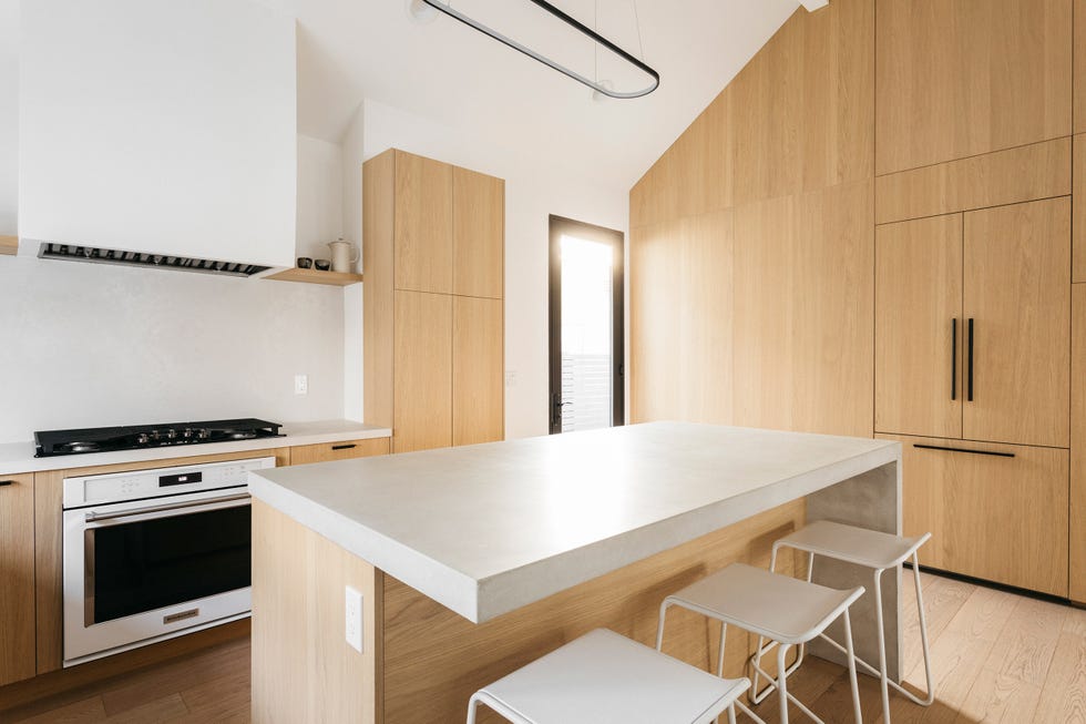 cocina abierta decorada en madera con isla central