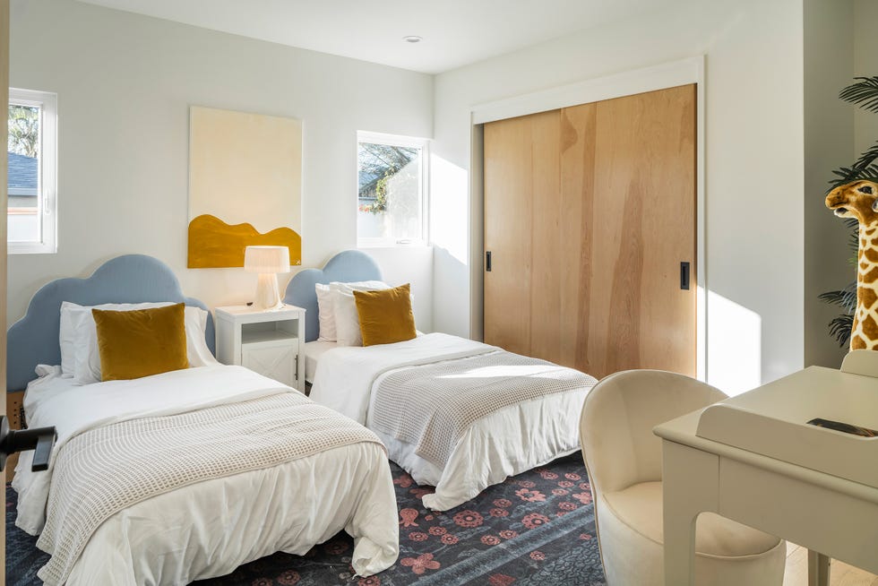 dormitorio juvenil con dos camas con cabeceros azules
