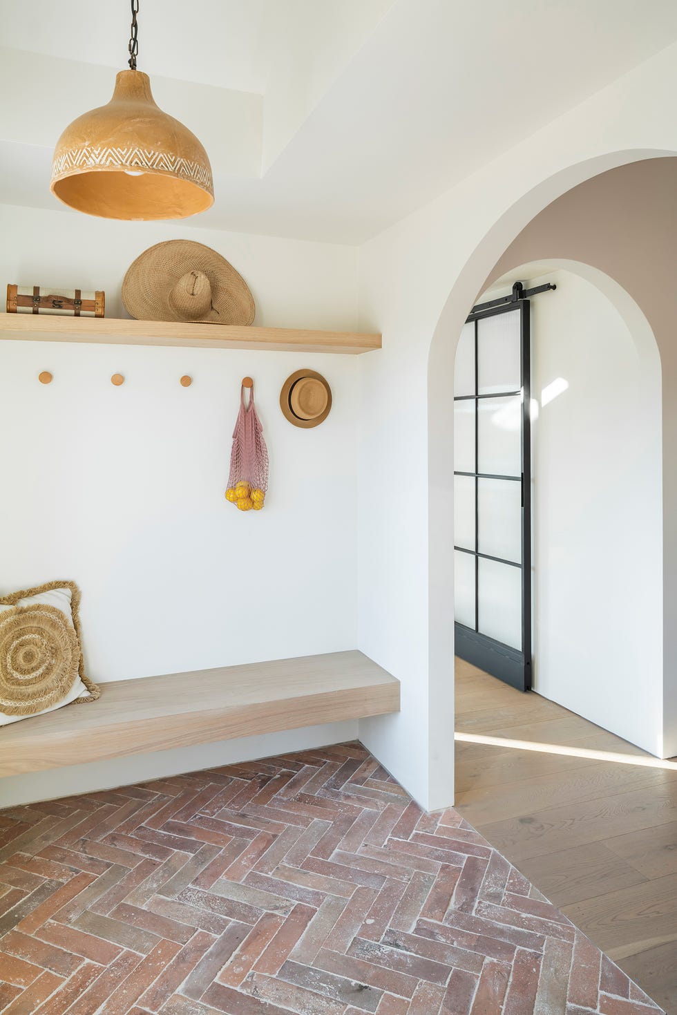 recibidor con banco de madera y estante de pared