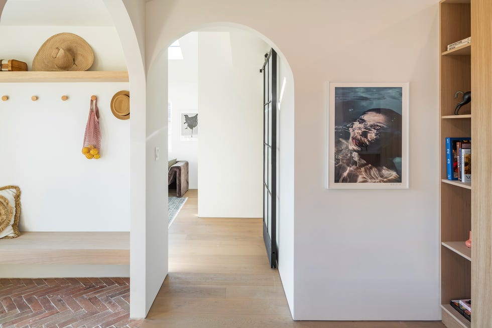 recibidor con banco de madera y estante de pared