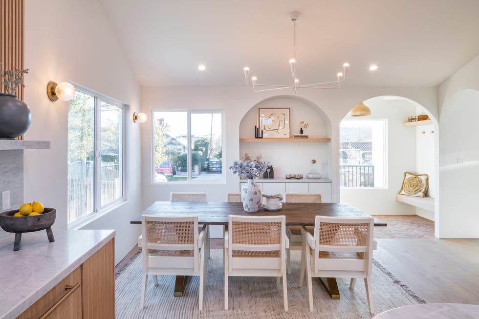 comedor de diseño escandinavo con mesa de madera y sillas de rejilla