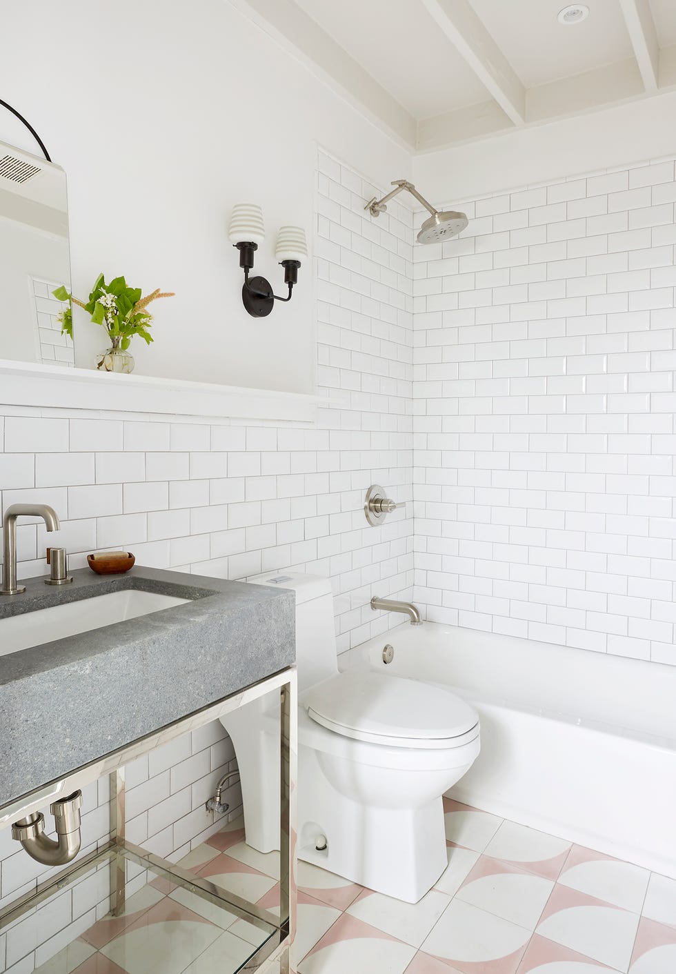 baño de estilo rústico con azulejos tipo metro en color blanco y baldosas con dibujos rosas