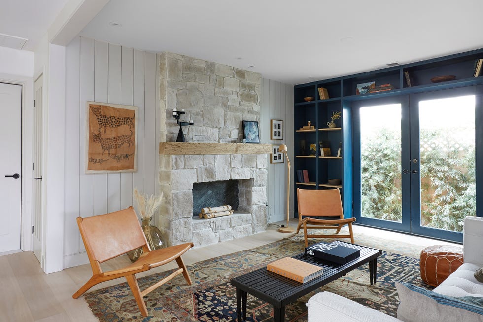 salón de estilo bohemio con estantería azul marino