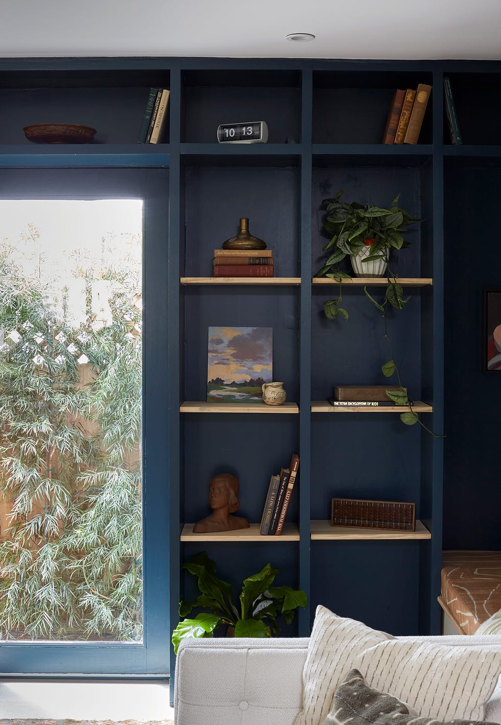 estantería azul marino con baldas de madera al natural