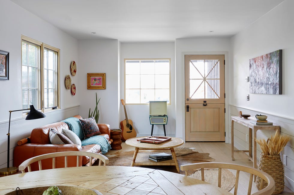 salón de estilo bohemio decorado con fibras naturales