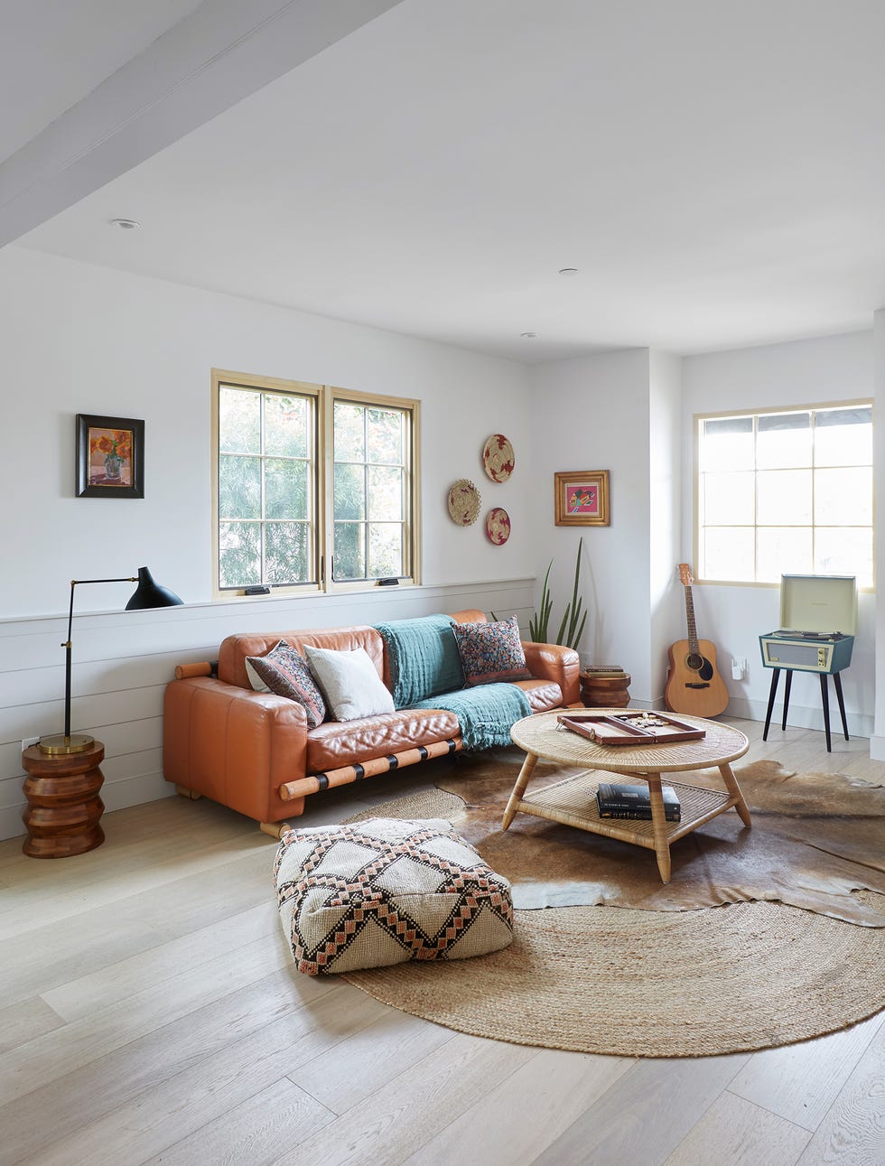salón de estilo bohemio decorado con fibras naturales