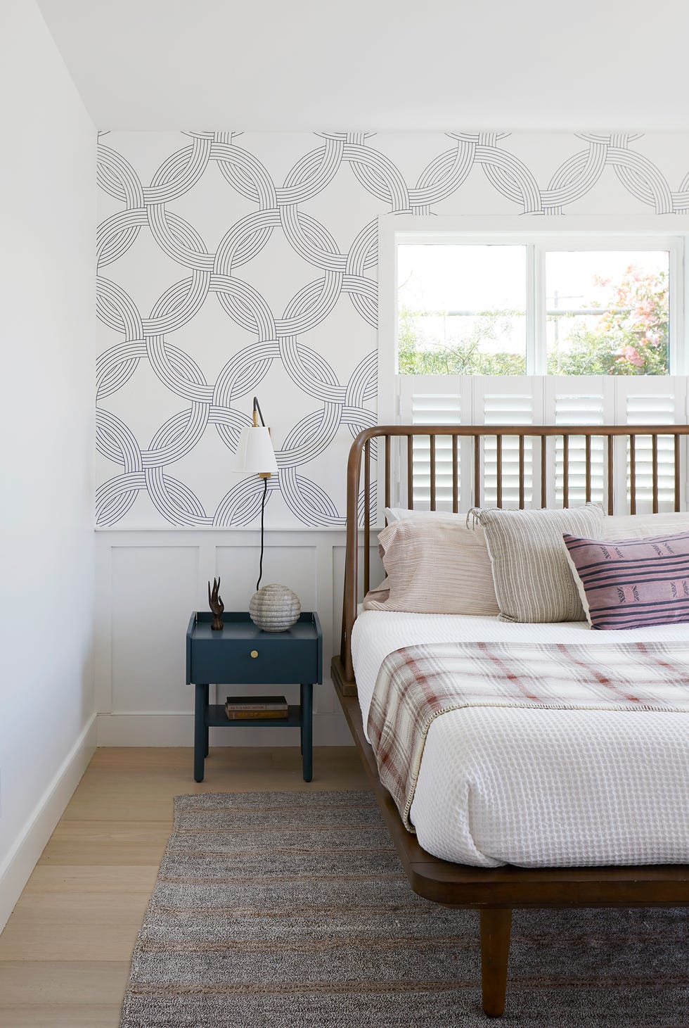 dormitorio de estilo contemporáneo decorado con papel pintado de motivos geométricos