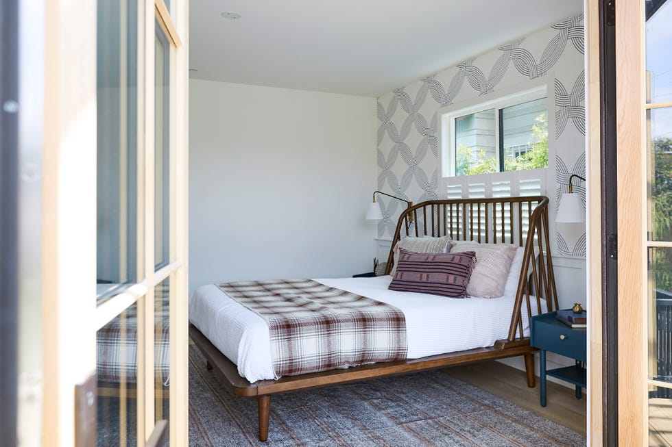 dormitorio de estilo contemporáneo decorado con papel pintado de motivos geométricos