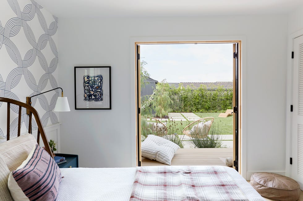 dormitorio de estilo contemporáneo decorado con papel pintado de motivos geométricos