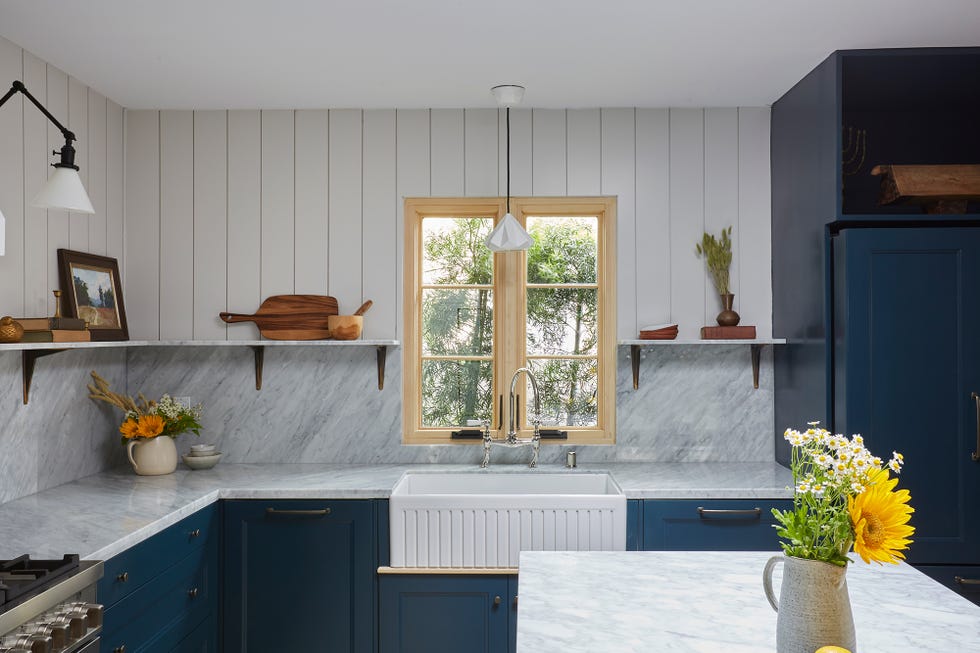 cocina de estilo rústico con encimera y frente de mármol