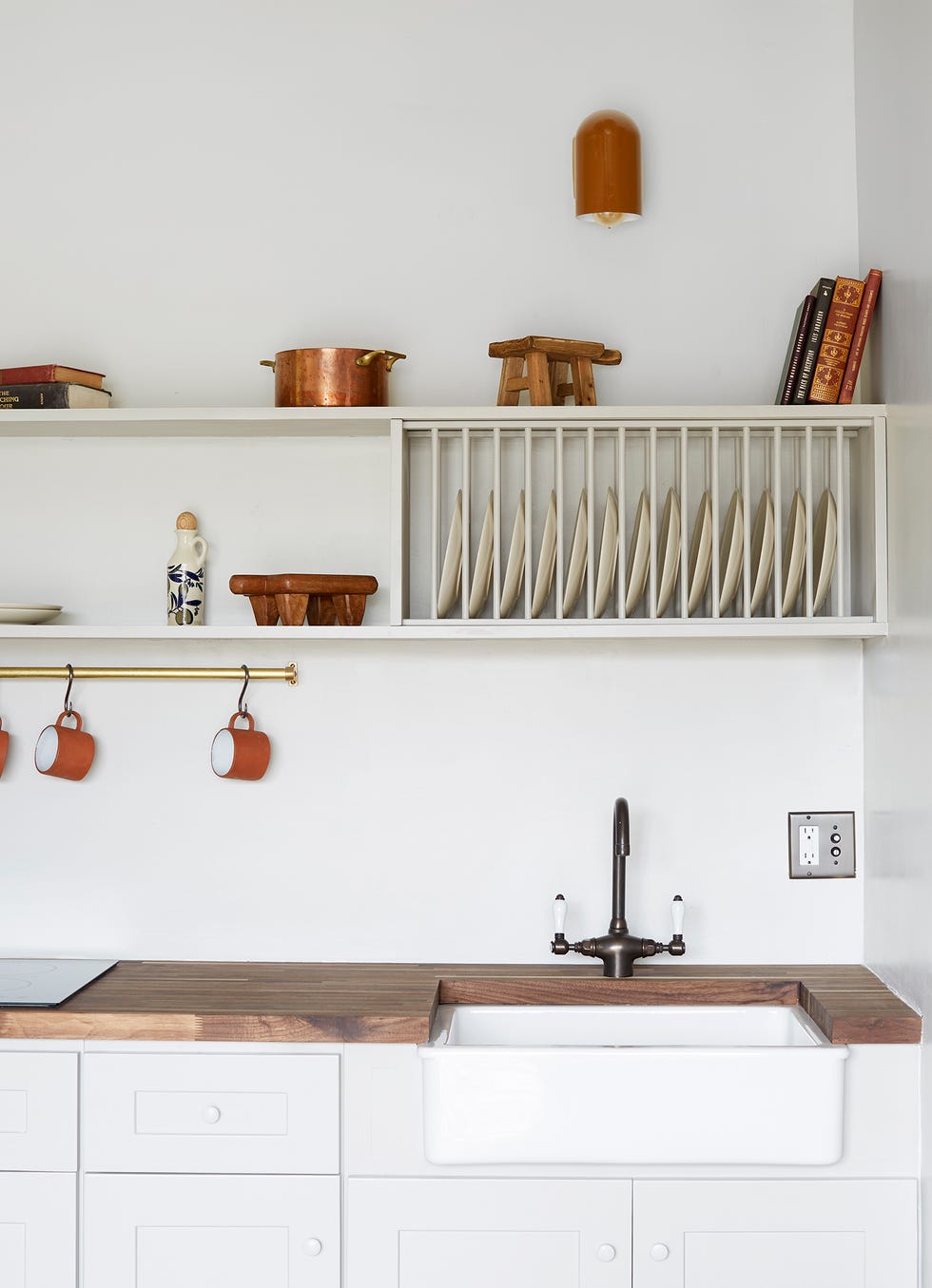cocina de estilo rústico decorada en blanco