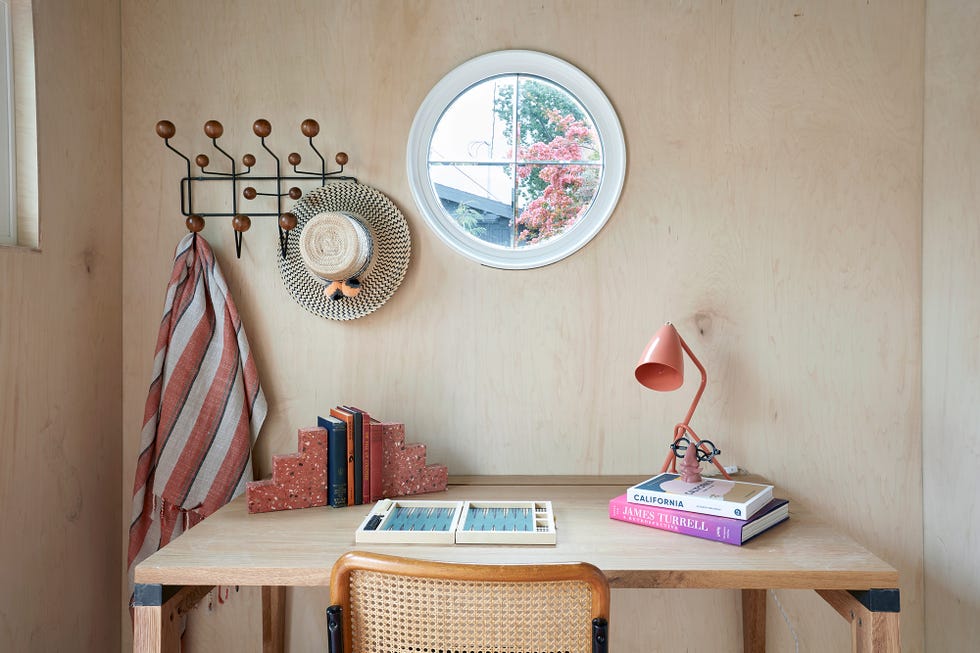 escritorio con mesa y pared de madera