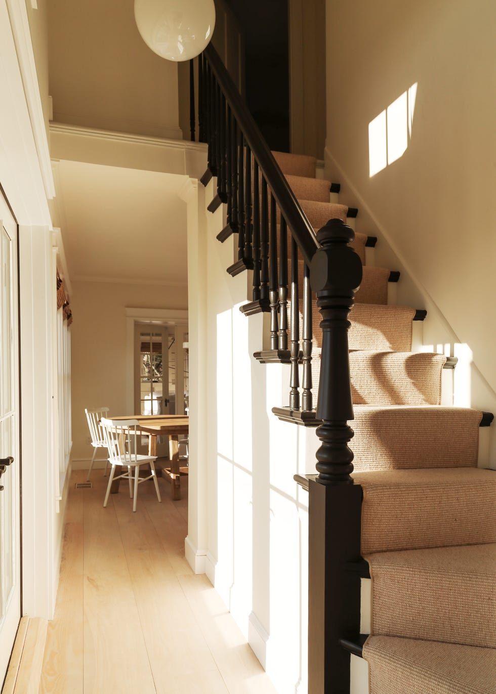 escaleras con barandilla de madera de estilo clásico