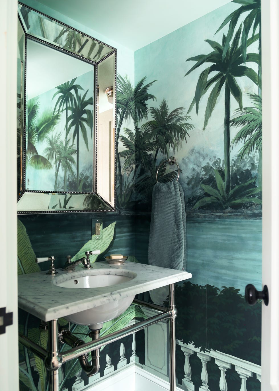 baño decorado con un mural exótico